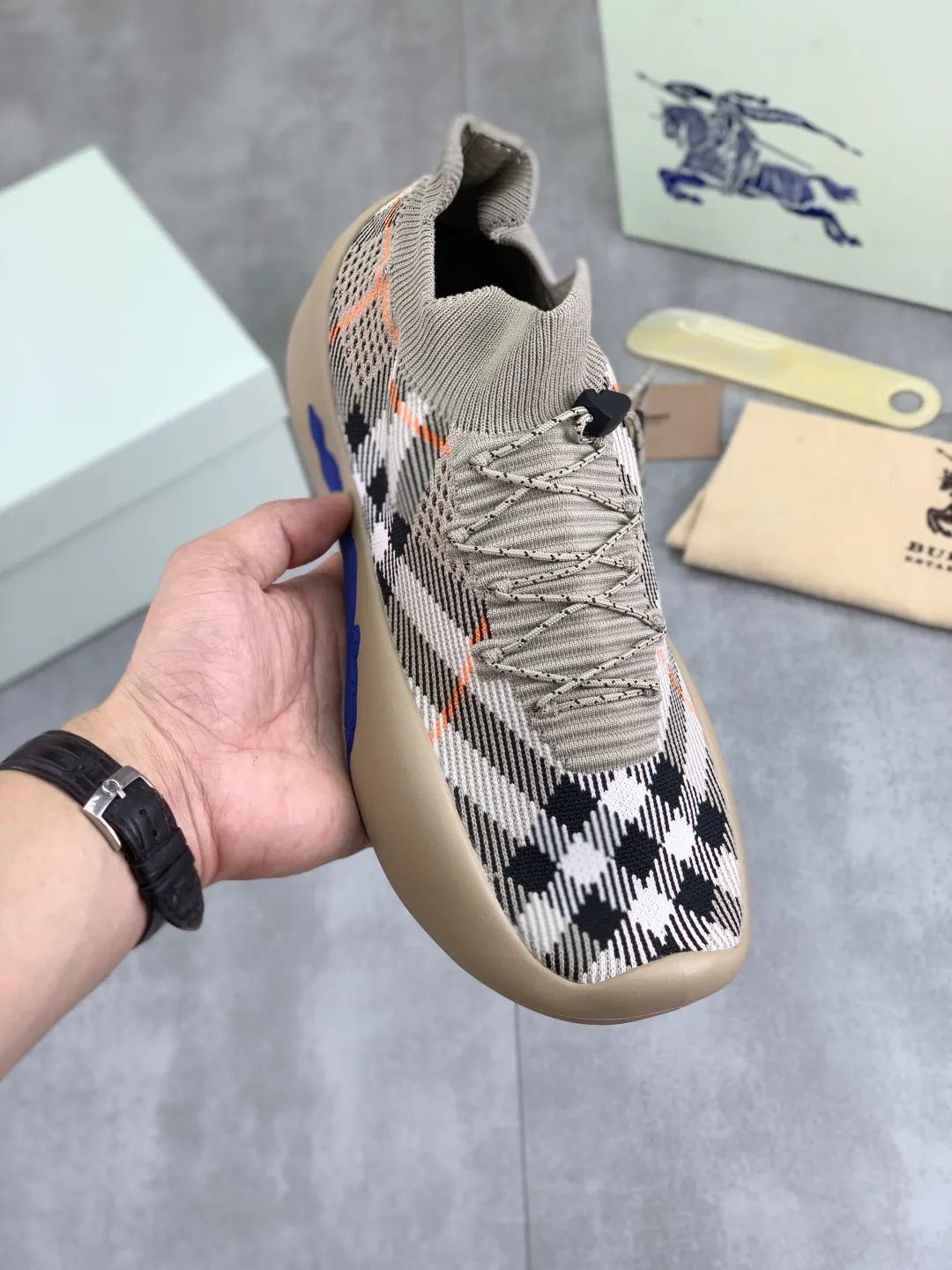 Men's Men's Shoes 💰P620 💰【New Style】Top Version 🆘【Burberry】New Burberry Fly Knit Shoes are now available with perfect workmanship! 🔥Perfect shape and top quality🙈Non-slip and wear-resistant high-end rubber outsole👣Versatile and comfortable shoes, standard size: 39-45 (customized 38-46) 2️⃣colors available Top-quality packaging